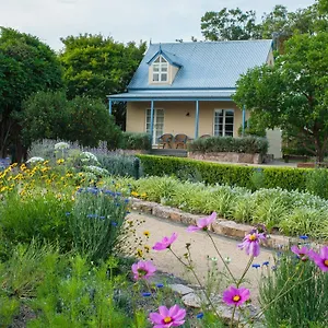 vineyard-cottages-cafe.queenslandhotels.net/